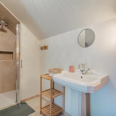 De Charme Dans La Maison Du Gardien D'un Chateau